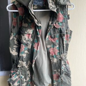 Fashionomics Camouflage Floral Vest